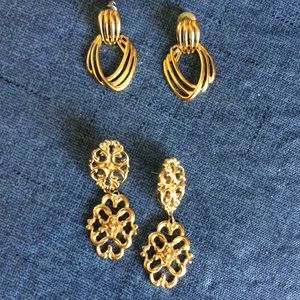 2 pairs of earrings
